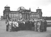 50 Münchner in Berlin: Die gesamte Reisegruppe mit Herbert Frankenhauser vor dem Reichstagsgebäude.