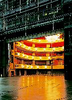 Fast wie in einer Fabrik: Der imposante Bühnenraum des  Gärtnerplatztheaters.	Foto: Theater