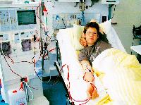 Zweimal die Woche kommt der nierenkranke Christian (13) auf die Kinder-Dialyse-Station des Schwabinger Krankenhauses um sein Blut entgiften zu lassen.	Foto: ks