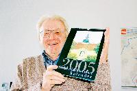 Josef Rückerl hat allen Grund zur Freude: Der Schleißheimer Kalender 2005 ist ein echtes Schmuckstück geworden. Er zeigt Motive, die der Öffentlichkeit weitgehend unzugänglich sind.	Foto: cr