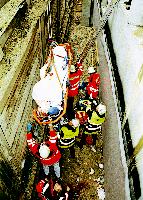 Aus fünf Metern Tiefe barg die Feuerwehr den Schwerverletzten.	Foto: Feuerwehr
