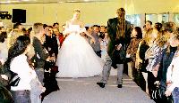 Ein Brautkleid wirkt erst dann richtig, wenn es getragen wird. Bei der Catwalk-Party in Feldmoching kann man sich ein genaues Bild machen.	Foto: Veranstalter
