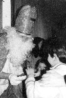 Der Nikolaus erfreut die Kleinen in der Seidlvilla. Foto: Privat
