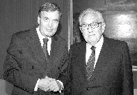 Generaldirektor Prof. Dr. Reinhold Baumstark mit Henry Kissinger vor Altdorfers »Alexanderschlacht«.