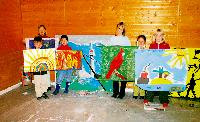 Luca, Theresa, Julie, Zoe und Michaela präsentieren ihre Gemälde, die sie bei der Kunstauktion am Freitag,