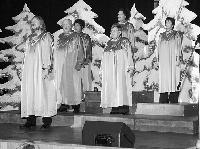 Die »Voices of Joy« (v. links: Olaf Linzner, Erwin und Karin Muggesser, Elfriede Blank, Sonja Linzner, Angela Gridelli) sangen Gospels bei der RSV-Weihnachtsfeier.  	Foto: Veranstalter
