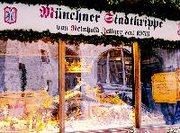 Die Stadt im Spiegel von Christi Geburt: Im Prunkhof des Rathauses am Marienplatz steht Münchens wohl meistbesuchte Krippe. 	Foto: fil