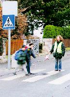 Trotz Schulweghelfer: für Kinder ist die Kreuzung an der Einsteinstraße gefährlich. 	Foto: Archiv