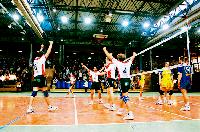 Jubel über den ersten Sieg: Die Volleyball-Herren des SV Lohhof boten den als Favoriten gehandelten Sonnebergern kräftig Paroli. 	Fotos: gf