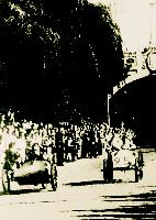 Bis zu 15.000 Zuschauer säumten den Gebsattelberg in der Au bei den Seifenkistl-Derbys in den 50er und 60er Jahren.	Foto: Privat