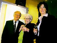 Prälat Josef Obermaier, Anneliese Knoop-Graf und Anette Schöningh (v. li.) halten das Gedenken an die »Weiße Rose« aufrecht.	Foto: sb
