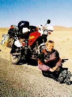 Allein unter Männern: Andrea Brandl zog auf ihrer Motorradtour durch 19 Länder neugierige Blicke und interessierte Fragen auf sich.	Foto: Privat