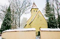 Der alte Ortskern von Englschalking an der Kirche St. Nikolaus, Flaschenträgerstraße 1, einer der wenigen noch nahezu intakten im Stadtgebiet.	Foto: ms