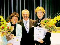 Seit 20 Jahren im Partnerschaftskomitee engagiert: Marion Heinzmann (l.) und Präsidentin Ursula Metzner nahmen die Auszeichnung von Bürgermeister Rolf Zeitler in Empfang.	Foto: fn
