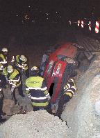 Die Feuerwehr musste den Fahrer aus dem drei Meter tief abgestürzten Auto bergen.	Foto: Feuerwehr