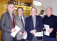 60 Jahre Mitglied beim Verein (v. r.): Heinrich Hiermeier, Ernst Bauer, Johann Bauer mit Präsident Hans-Ulrich Pfaffmann.	Foto: W. Kelletshofer