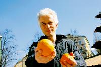 Für sein geplantes Kunstwerk braucht Andreas Wiehl kurzfristig 1.000 Orangenschalen. Deshalb setzt er auf die Hilfe vieler fingerfertiger Haidhauser.	Foto: ms