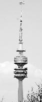 Unser Schnappschuss zeigt den Olympiaturm vom Ackermannbogen aus, als die neue Turmspitze angeliefert wurde.	Foto: Clash