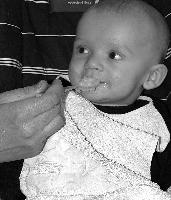Mahlzeit: Babys brauchen besondere Ernährung. Foto: VA