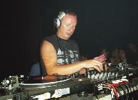 DJ Hell, der bisher in den benachbarten Clubs Registratur und Penthouse auflegt F: VA