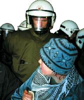 Über 500 zumeist junge Demonstranten wurden bei der Sicherheitskonferenz 2002 wegen Ordnungswidrigkeiten in Gewahrsam genommen. Unverhältnismäßig kritisiert der Datenschutzbeauftragte. Fotos: clash