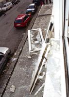 15 Meter flog ein Fenster nach der Explosion in der Augustenstraße. Zu Schaden kam dadurch aber gottseidank niemand. 	Foto: Feuerwehr