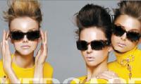 Versace setzt den Retro-Look in diesem Jahr extravagant um durch auffällige Design der Brillen-Fassungen und shield-Formen.