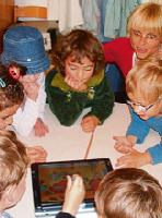 Der Mittelpunkt: Mit dem neuen Tablet PC sind die Kinder in der Kindervilla den Tiefen der Sprache auf der Spur. 	Foto: MS