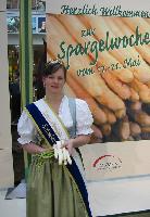Die Spargelkönigin Kristina I. bei der Eröffnung. Foto: ww