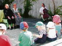 Sind auch dieses Jahr wieder dabei: Die Märchenbande im Innenhof von St. Martin, tritt bei den Stadtteilkulturtagen am Donnerstag, 23. Juni, um 17 Uhr auf.	Foto: Caritas Moosach