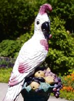 Immer wieder eine Augenweide sind die Majolika-Figuren aus der Nymphenburger Porzellanmanufaktur wie dieser Papagei.	Foto: Franz Höck