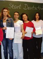 Stolz auf das Deutsch-Diplom: Die ersten Absolventinnen des vhs-Deutsch-Programms.Foto: vhs