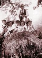 Gruppenbild beim Ganghofer-Gedächtnis-Schießen am 7. Juli 1905, dem 50. Geburtstag des Autors (re. oben). Links unten: Ludwig Thoma.	Foto: Monacensia