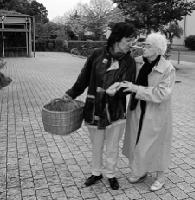 »Der persönliche Kontakt ist uns wichtig«: Drei Vereinshelferinnen sind rund 15 Stunden pro Woche mit den alten Menschen unterwegs.	 Foto: VA