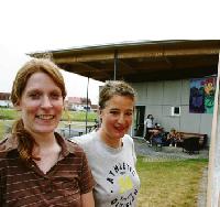 Kein Grund zur Sorge: Isabelle Dubois und Teamleiterin Helga Madlener erleben nur selten Sachbeschädigungen am Jugendbürgerhaus Hochbrück.	Foto: gf
