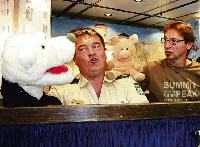 Günther Fenk mit Eddie, dem Eisbär, und Peter Beck mit dem singenden Schwein, das zur Freude der Kinder gern mal den Sommerhit 2004 »Dragostea din tei« zum Besten gibt (v.li.).Foto: pa