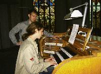 Kosteten die letzten Stunden auf der alten Orgel aus, die derzeit abgebaut wird: Kirchenmusiker Wolfgang Schneider und Schüler Beat Rossmy.	 Foto: A. Thomé