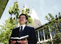 Hiroyuki Tamura hält seinen Gottesdienst in der Heilig-Geist-Kirche auf Japanisch. Die Predigt gibt es aber auch auf Deutsch zum Mitlesen. Foto: cr
