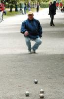 500 Kniebeugen und 30 Kilometer stecken in einem harten Wettkampftag. In seiner gemütlichen Form ist das Boule jedoch seit Mitte der 80er Jahre aus dem Hofgarten nicht mehr wegzudenken. 	Fotos: NÖ	
