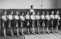 Eines der ältesten Fotos aus dem Vereinsarchiv: die erste Damenriege des TSV mit Turnlehrer Georg Maierthaler anno 1910.Foto: Verein
