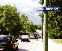 Diese Berg am Laimer Straßen sollen jetzt endlich saniert werden: die Baumkirchner Straße und die Bad-Kreuther-Straße in der Maikäfersiedlung. Fotos: ms