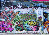 Für die einen Symbol der Verslumung, für die andere völkerverbindende Kunst: (Legale) Graffitis an der Hansastraße, gemalt von Sprayern aus München, Biel und New York.	 Foto: Kombinat / Archiv