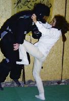 Das hat weh getan: Beim Selbstverteidigungskurs, lernen die Teilnehmerinnen, wo das Knie im Ernstfall hin muss.	 Foto: VA