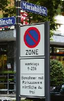 In der Mariahilfstraße ist Parken nur für Anwohner erlaubt. Zur Dult halten sich wenige daran: die Polizei verteilt Strafzettel, Anwohner sind genervt. Fotos: pa