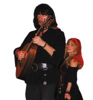 Er zupft, sie singt: Ritchie Blackmore und seine Freundin Candice Night. Foto: Archiv