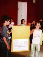 Überdimensional: Die Grundschüler der Toni-Pfülf-Schule übergaben ihre Spenden an das Waisenhaus.  Foto: VA