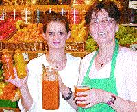 Gesund genießen, kein Problem mit den köstlichen Angeboten im Fruchtkorb, hier Inhaberin Ljljana Schuberth mit ihrer Schwiegertochter Katharina Schuberth.