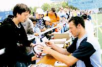 Bei der Saisoneröffnungsfeier am 14. 8. 2005 steht auch Michael Hofmann bei einer Autogrammstunde zur Verfügung.