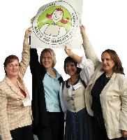 Sandra Krust, von der Frauencomputerschule, Alexandra Nürnberger, Christine Rudolf-Jilg, von Amyna und Theresa Schopper, Landesvorsitzende der Grünen in Bayern (von links), werben für die Spenden-Hotline der Aktion Sichere Wiesn.	