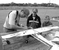 Vor der Praxis steht die Theorie  hier lernen zwei Nachwuchspiloten wichtige Details über den Antrieb eines Modellflugzeugs.Foto: Verein